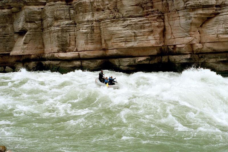 moenkopi paddle raft in upset